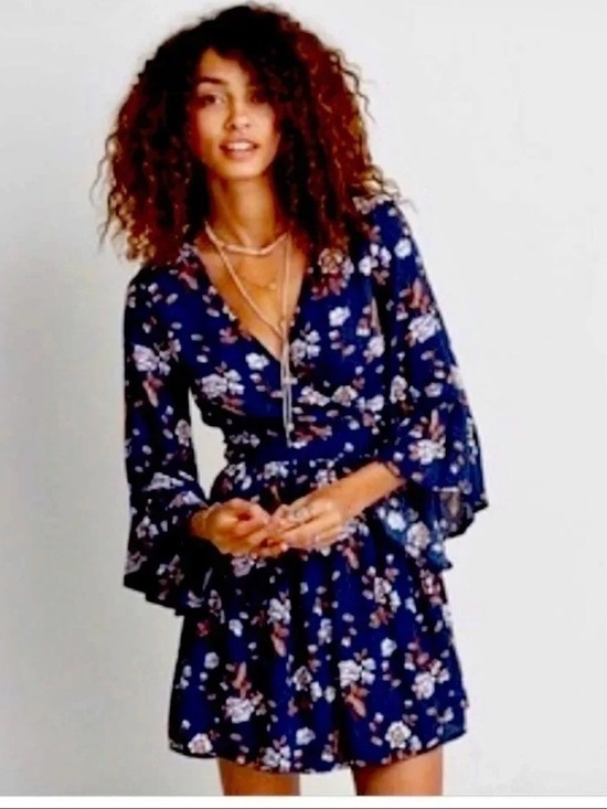 American Eagle Outfitters Dresses & Skirts - American Eagle Outfitters Navy Floral V-Neck Mini Dress